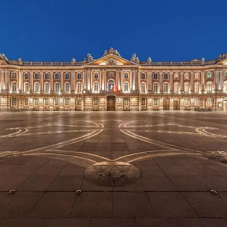 Petit A Deux Pas De La Place Du Capitole